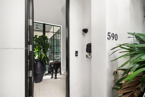 House in Miami, Florida 4 bedrooms, 332.5 sq.m. № 1955960 - photo 4