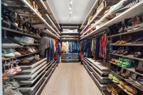 House in Miami, Florida 4 bedrooms, 332.5 sq.m. № 1955960 - photo 30