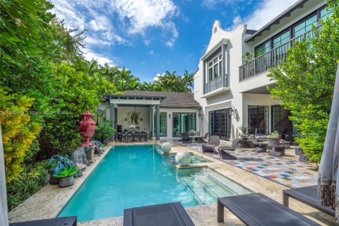 House in Miami, Florida 4 bedrooms, 332.5 sq.m. № 1955960 - photo 1