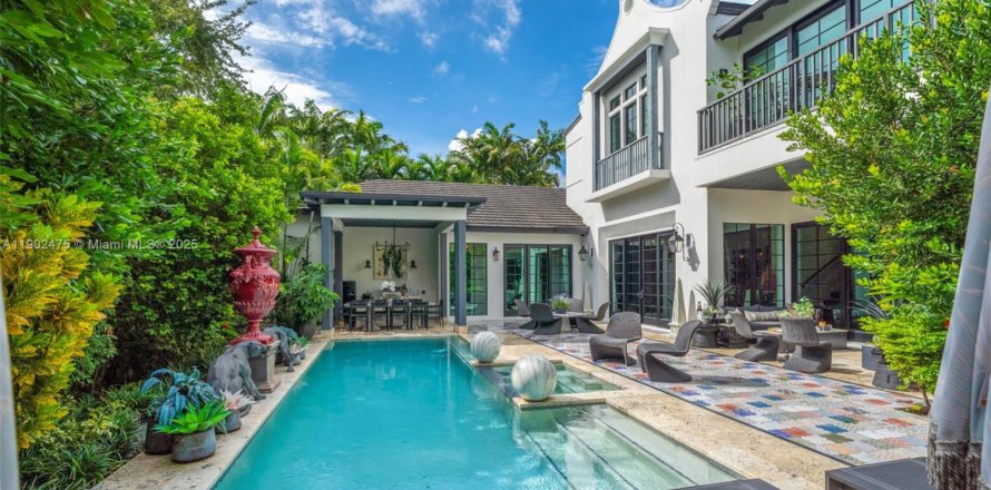 House in Miami, Florida 4 bedrooms, 332.5 sq.m. № 1955960