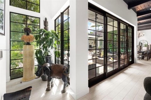 House in Miami, Florida 4 bedrooms, 332.5 sq.m. № 1955960 - photo 6