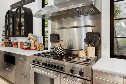 House in Miami, Florida 4 bedrooms, 332.5 sq.m. № 1955960 - photo 21