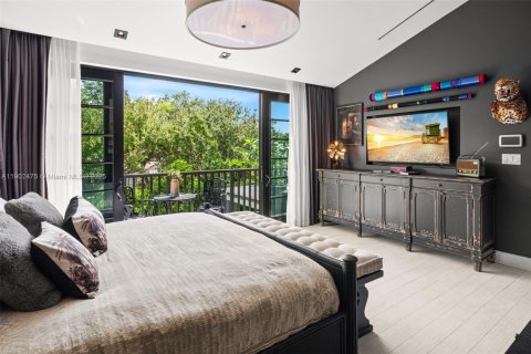 House in Miami, Florida 4 bedrooms, 332.5 sq.m. № 1955960 - photo 28