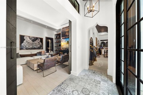 House in Miami, Florida 4 bedrooms, 332.5 sq.m. № 1955960 - photo 23