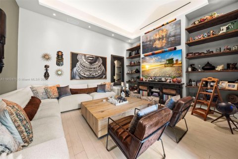 House in Miami, Florida 4 bedrooms, 332.5 sq.m. № 1955960 - photo 25