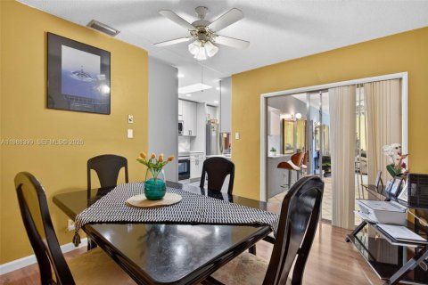 Купить виллу или дом в Тамарак, Флорида 2 спальни, 156.26м2, № 2048712 - фото 9