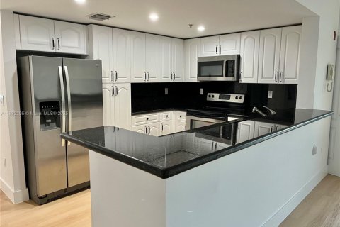 Condominio en alquiler en Miami, Florida, 1 dormitorio, 73.95 m2 № 1928524 - foto 1