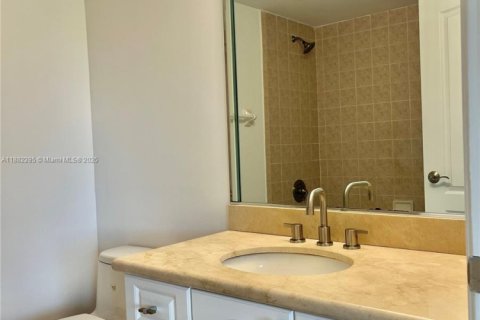 Condominio en alquiler en Miami, Florida, 1 dormitorio, 73.95 m2 № 1928524 - foto 15