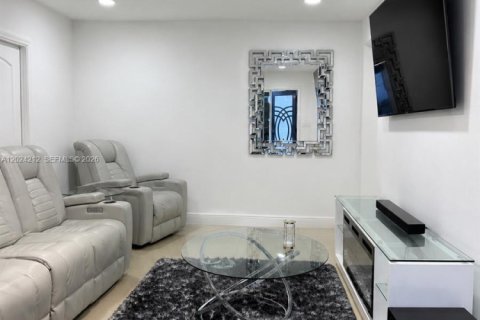 Villa ou maison à louer à Cutler Bay, Floride: 2 chambres, 192.49 m2 № 2085360 - photo 5