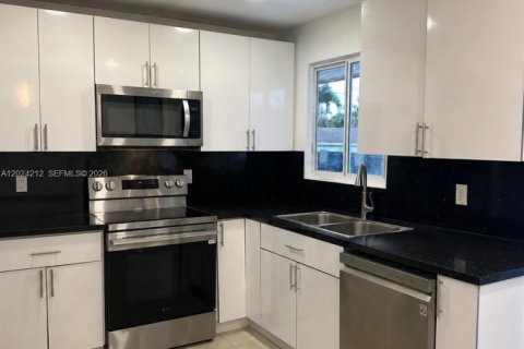 Villa ou maison à louer à Cutler Bay, Floride: 2 chambres, 192.49 m2 № 2085360 - photo 3