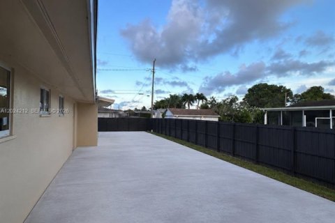 Villa ou maison à louer à Cutler Bay, Floride: 2 chambres, 192.49 m2 № 2085360 - photo 6