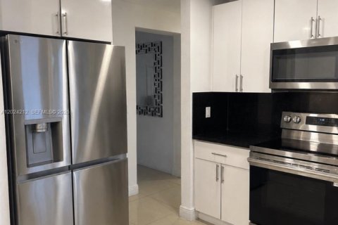 Villa ou maison à louer à Cutler Bay, Floride: 2 chambres, 192.49 m2 № 2085360 - photo 4