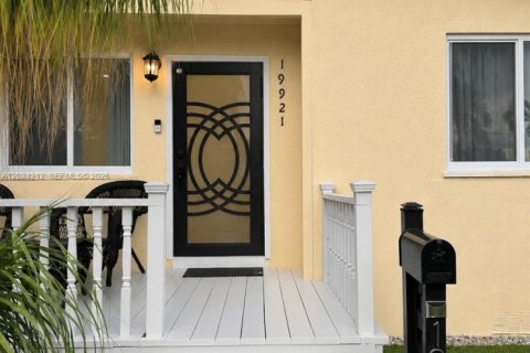 Villa ou maison à louer à Cutler Bay, Floride: 2 chambres, 192.49 m2 № 2085360 - photo 2