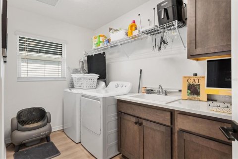 House in The Villages, Florida 3 bedrooms, 175.77 sq.m. № 2360696 - photo 9