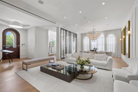 House in Coral Gables, Florida 6 bedrooms, 683.2 sq.m. № 1858604 - photo 4