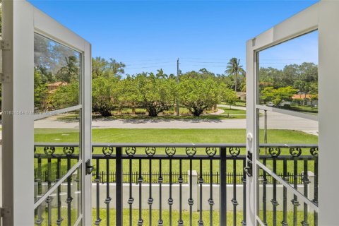House in Coral Gables, Florida 6 bedrooms, 683.2 sq.m. № 1858604 - photo 20