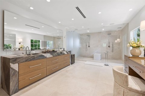 House in Coral Gables, Florida 6 bedrooms, 683.2 sq.m. № 1858604 - photo 14