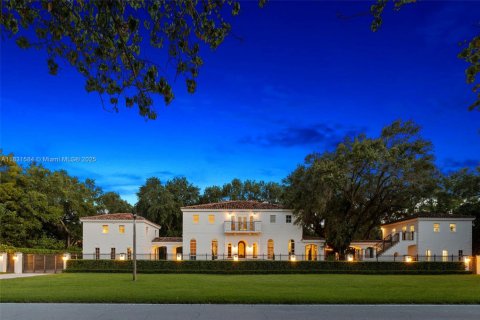 House in Coral Gables, Florida 6 bedrooms, 683.2 sq.m. № 1858604 - photo 1