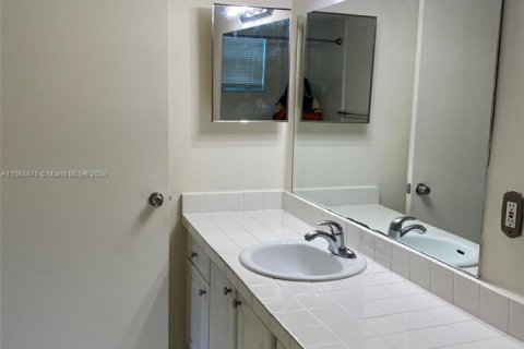 Купить кондоминиум в Дорал, Флорида 1 спальня, 75.25м2, № 1764112 - фото 10