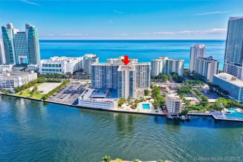Condominio en alquiler en Hollywood, Florida, 1 dormitorio, 83.61 m2 № 2255965 - foto 8