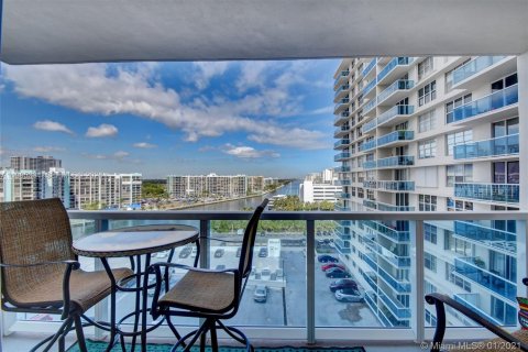 Condominio en alquiler en Hollywood, Florida, 1 dormitorio, 83.61 m2 № 2255965 - foto 2