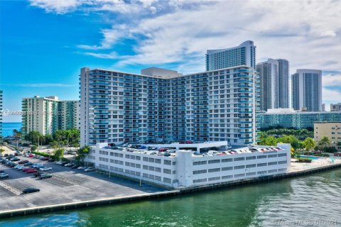 Condominio en alquiler en Hollywood, Florida, 1 dormitorio, 83.61 m2 № 2255965 - foto 6