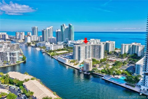 Condominio en alquiler en Hollywood, Florida, 1 dormitorio, 83.61 m2 № 2255965 - foto 9