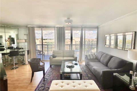 Condo in Miami Beach, Florida, 2 bedrooms № 2244333 - photo 4