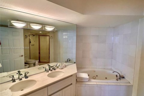 Condo in Miami Beach, Florida, 2 bedrooms № 2244333 - photo 9