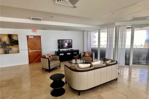 Condo in Miami Beach, Florida, 2 bedrooms № 2244333 - photo 21