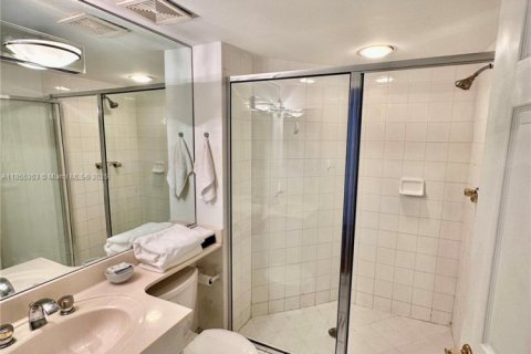 Condo in Miami Beach, Florida, 2 bedrooms № 2244333 - photo 13