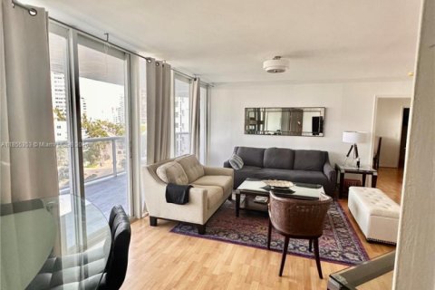 Condo in Miami Beach, Florida, 2 bedrooms № 2244333 - photo 2
