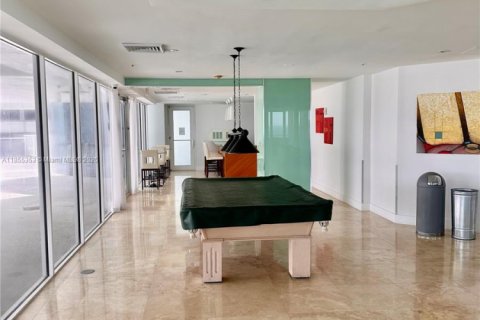 Condo in Miami Beach, Florida, 2 bedrooms № 2244333 - photo 23