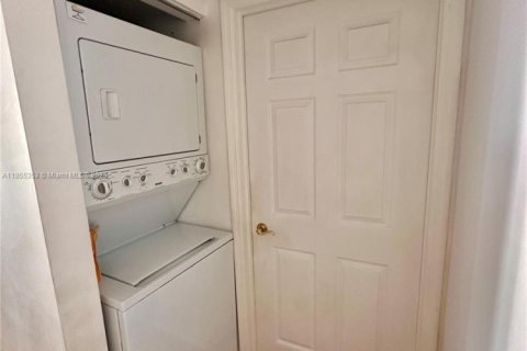 Condo in Miami Beach, Florida, 2 bedrooms № 2244333 - photo 14