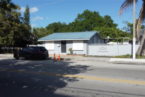 Villa ou maison à vendre à Miami, Floride: 3 chambres, 156.08 m2 № 2078247 - photo 2