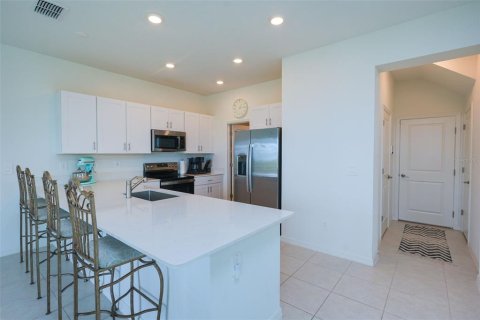 Townhouse in San Antonio, Florida 3 bedrooms, 167.32 sq.m. № 2110166 - photo 19