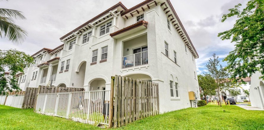 Condo à Doral, Floride, 3 chambres  № 2003293