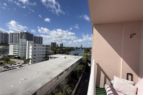 Condominio en Hallandale Beach, Florida, 2 dormitorios  № 2079193