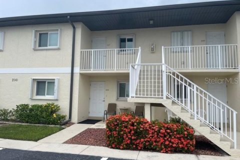 Купить кондоминиум в Пунта-Горда, Флорида 5 комнат, 82.31м2, № 1813324 - фото 1