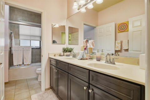 Villa ou maison à vendre à Doral, Floride: 4 chambres, 246.19 m2 № 2053947 - photo 20