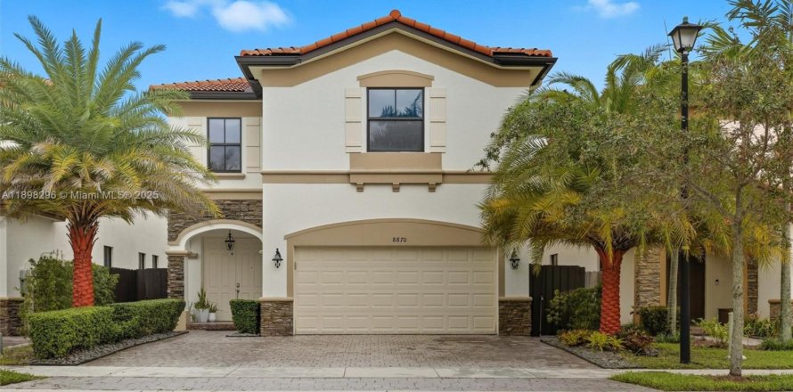 Villa ou maison à Doral, Floride 4 chambres, 246.19 m2 № 2053947