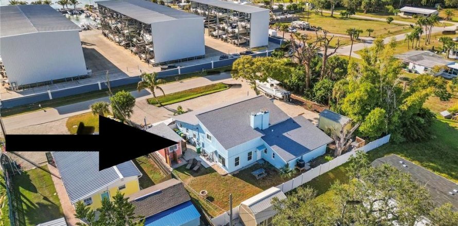 Propiedad comercial en Englewood, Florida 6 dormitorios, 320.7 m2 № 2155805