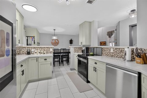 Casa en venta en Pembroke Pines, Florida, 4 dormitorios, 188.31 m2 № 2412477 - foto 10