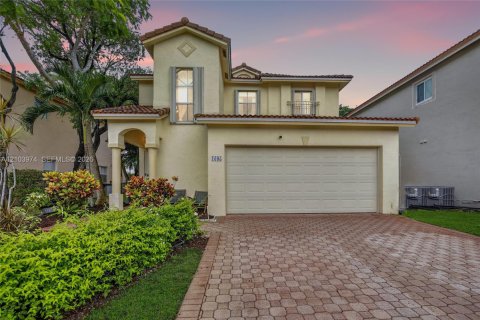 Casa en Pembroke Pines, Florida 4 dormitorios, 188.31 m2 № 2412477