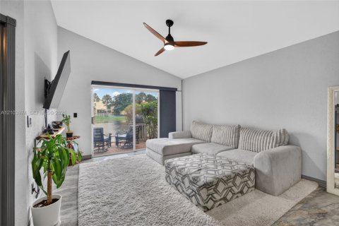 Casa en venta en Pembroke Pines, Florida, 4 dormitorios, 188.31 m2 № 2412477 - foto 15