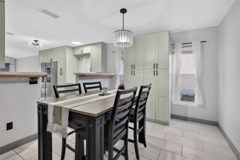 Casa en venta en Pembroke Pines, Florida, 4 dormitorios, 188.31 m2 № 2412477 - foto 6