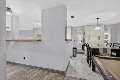 Casa en venta en Pembroke Pines, Florida, 4 dormitorios, 188.31 m2 № 2412477 - foto 9
