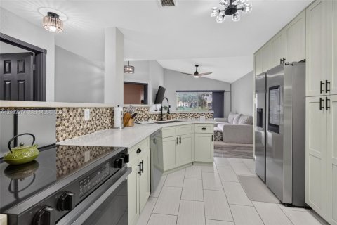Casa en venta en Pembroke Pines, Florida, 4 dormitorios, 188.31 m2 № 2412477 - foto 12