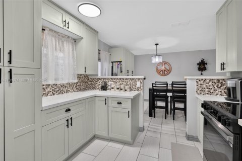 Casa en venta en Pembroke Pines, Florida, 4 dormitorios, 188.31 m2 № 2412477 - foto 11