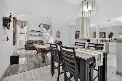 Casa en venta en Pembroke Pines, Florida, 4 dormitorios, 188.31 m2 № 2412477 - foto 7